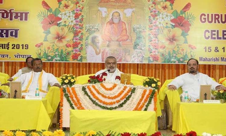 Brahmchari Girish offered all the acheivements of Maharishi organisations to the lotus feet of Shri Gurudev.